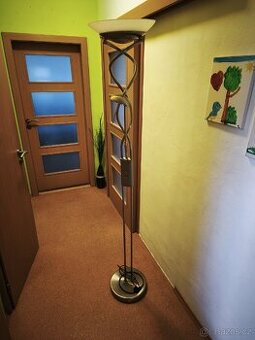 Stojací stmívatelná lampa