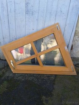 Asymetrické dřevěné okno kurník kachník