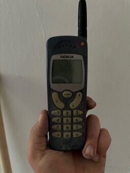 Staré tlačítkové telefony NOKIA - 2ks