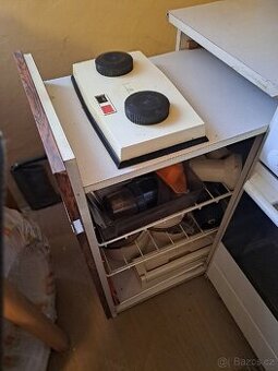 Skříňka s robotem a příslušenstvím