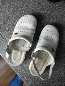 Bílé zdravotnické boty