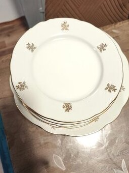 Sada starých porcelánových talířů.