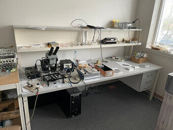 Dílenský pracovní (laboratorní) stůl