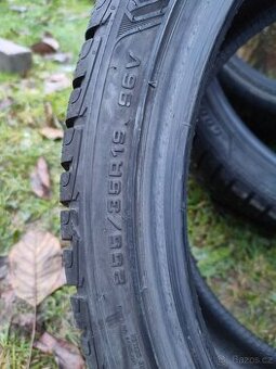 Zimní pneu 2ks Goodyear 255/35R19 96v