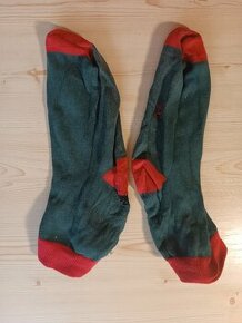 2x zelenočervené ponožky (39-42)