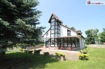 Zavedený hotel s restaurací přímo na sjezdu u dálnice u Cheb