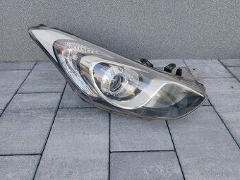 Hyundai i30 2013 - přední světlo