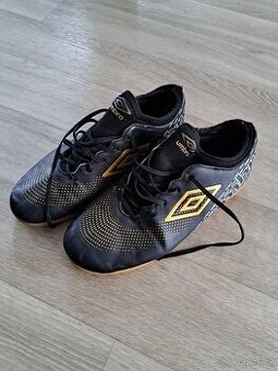100) boty do haly, tělocvičny/ sálovky Umbro 36