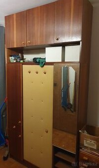 Starší šatní skříň s nástavcem
