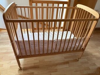 Postýlka s kolečky, matrací a stahovací bočnicí