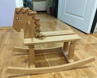 Dřevěný houpací koník