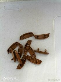 Krytky-okapničky, kliky oken