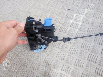 Škoda Octavia II FL - pravý zadní zámek dveří