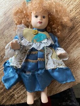 Stará panenka z porcelánu