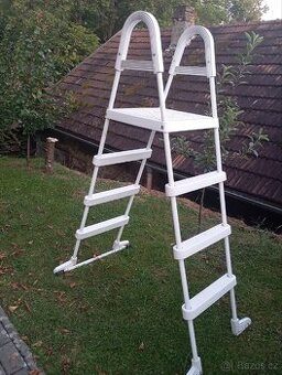 Schody do bazénu