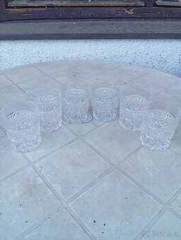 Prodám sadu skleněných broušených skleniček.