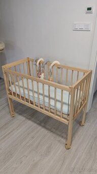 Prodám postýlku i s matrací a chráničem