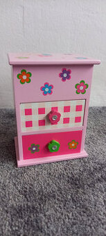 Dřevěná šperkovnice