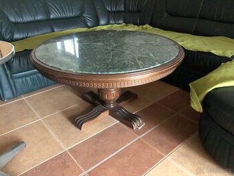 Stůl s mramorovou deskou