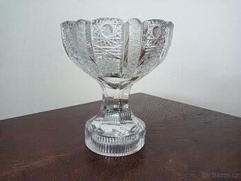 Broušená mísa na stopce