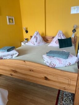 Manželská postel z masivu