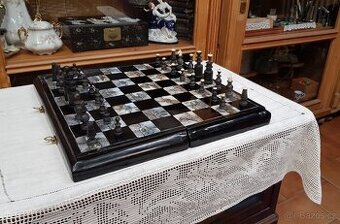 Starožitné šachy, rohovina, vykládané perletí