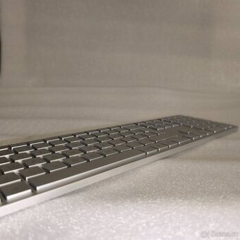 Bezdrátová klávesnice HP 970 programmable CZ podsvícená