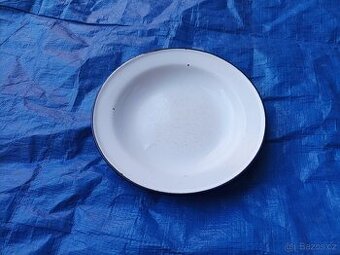 Smaltovaný bílý talířek