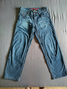 Moto Jeans Held Crane - 1