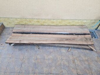 Vysušené fošny ořešáku