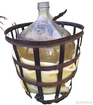 Nabízím 50litrový demižon v kovovém koši - nepoškozeno