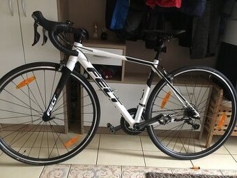 Silniční kolo Felt