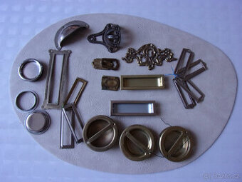 různé kování na nábytek staré a starší
