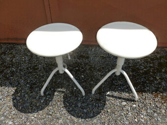 Kovové otočné stoličky