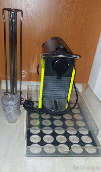 Kávovar Nespresso + 2x držák kapslí