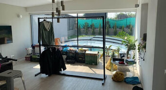 Kovový štendr stojan na oblečení