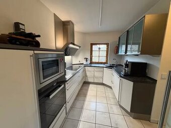 Moderní kuchyně s kamennou deskou (0612.25)