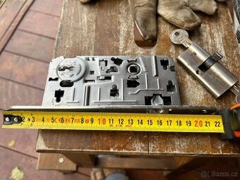 ÚKLID DÍLNY , GARÁŽOVÝ VÝPRODEJ , OD 10 KČ