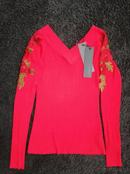 Halenka s výšivkou