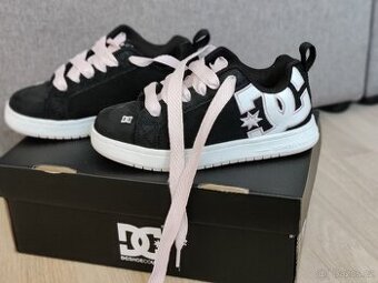 DC Shoes / Sneakersy Černá / dětské boty vel. 32
1 199 Kč