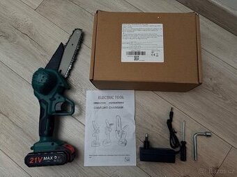 Malá akumulátorová řetězová pila