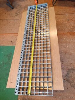 Schodišťový stupeň pozinkovaný