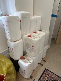 Barely prázdné od chemie cca 30l za odvoz