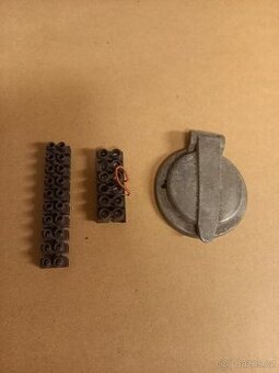 Stará industriální hliníková zásuvka + šroubové svorkovnice