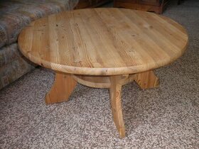 Kruhový dřevěný konferenční stolek