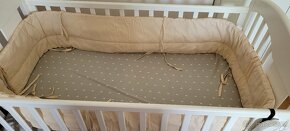 Dětská kojenecká postýlka postel s výsuvným zábradlím