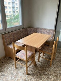 Rohová lavice se stolem a židlemi