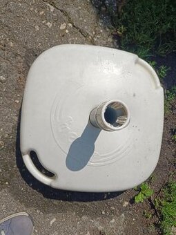 Stojan na slunečník plast 50 Kč. Osobní odběr Plzeň