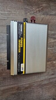 MĚNIČ NAPĚTÍ 12V na 220V