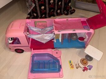 Barbie karavan se skluzavkou a bazénem
